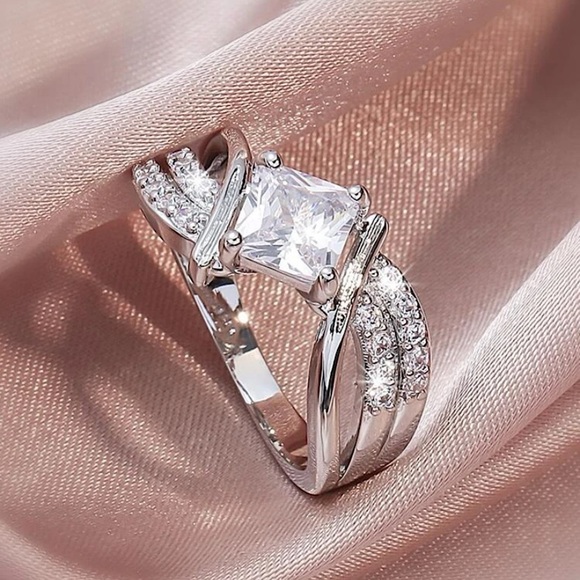 Jewelry - Solitaire Diamond Simulator Zircon Ring